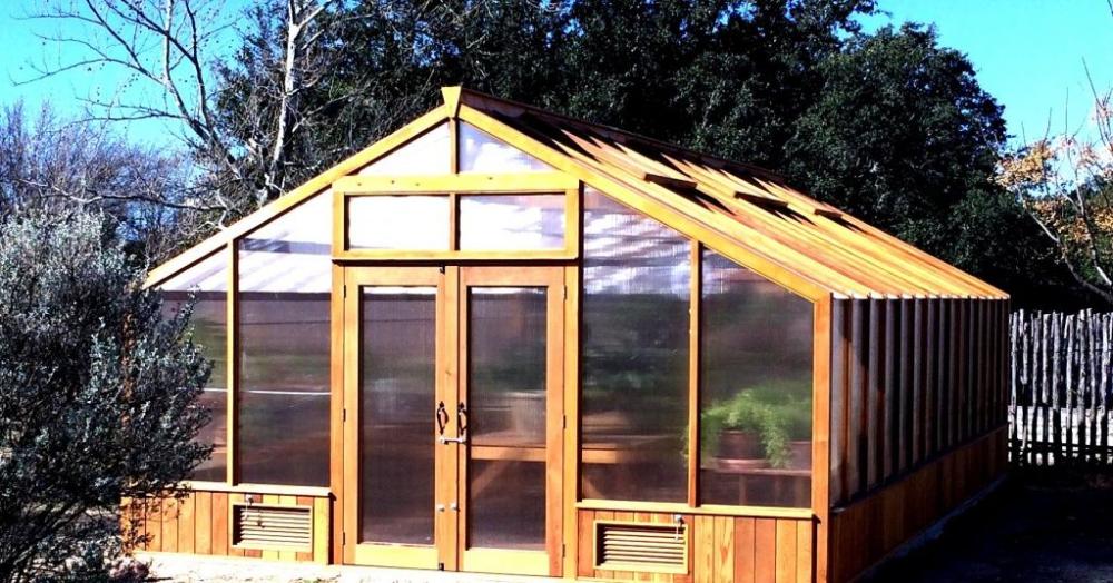 Теплица на деревянном каркасе