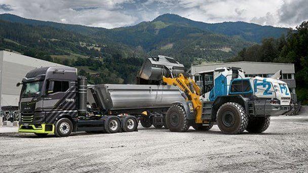 The Liebherr hydrogen loader was demonstrated at the compy's plt in Bischshen.