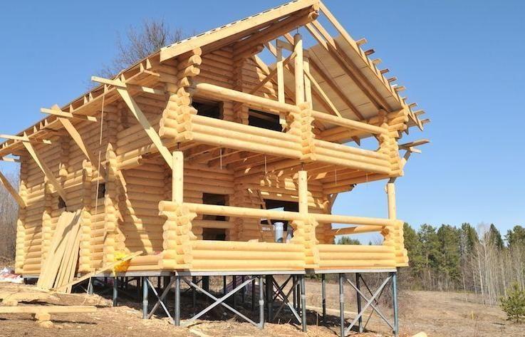 9. Дом с фундаментом из винтовых свай на наклонном участке.jpg?lang=ru