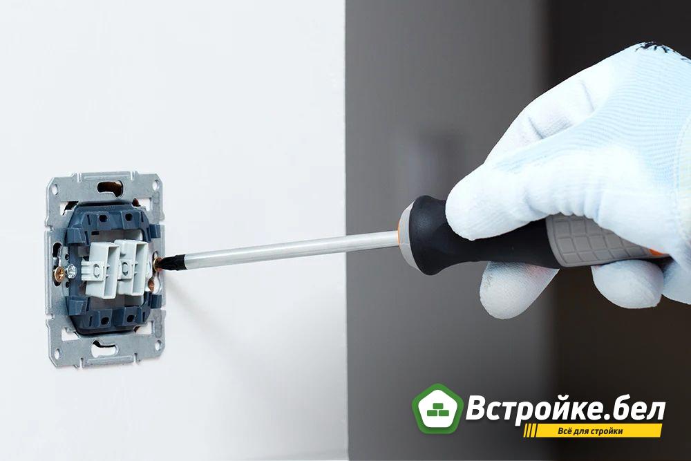 Как закрутить винты на распорных лепестках розетки.jpg?lang=ru