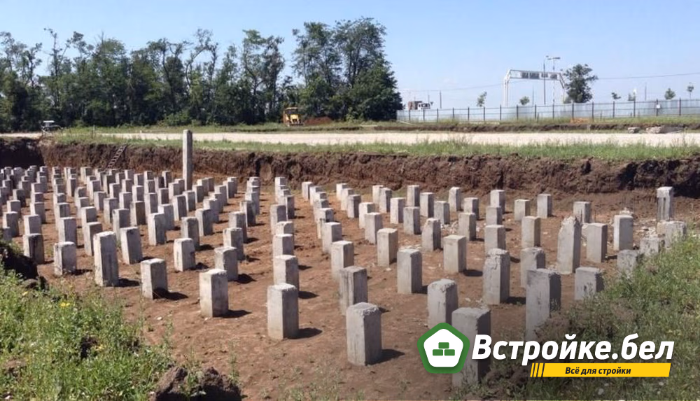 Свайное поле под будущую городскую многоэтажку.jpg