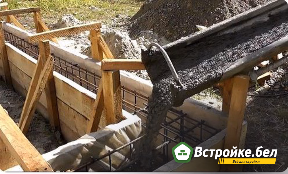 armaturnye_karkasy_i_opalubka_podgotovlennye_dlya_zalivki_betonnogo_fundamenta_zalivka.jpeg