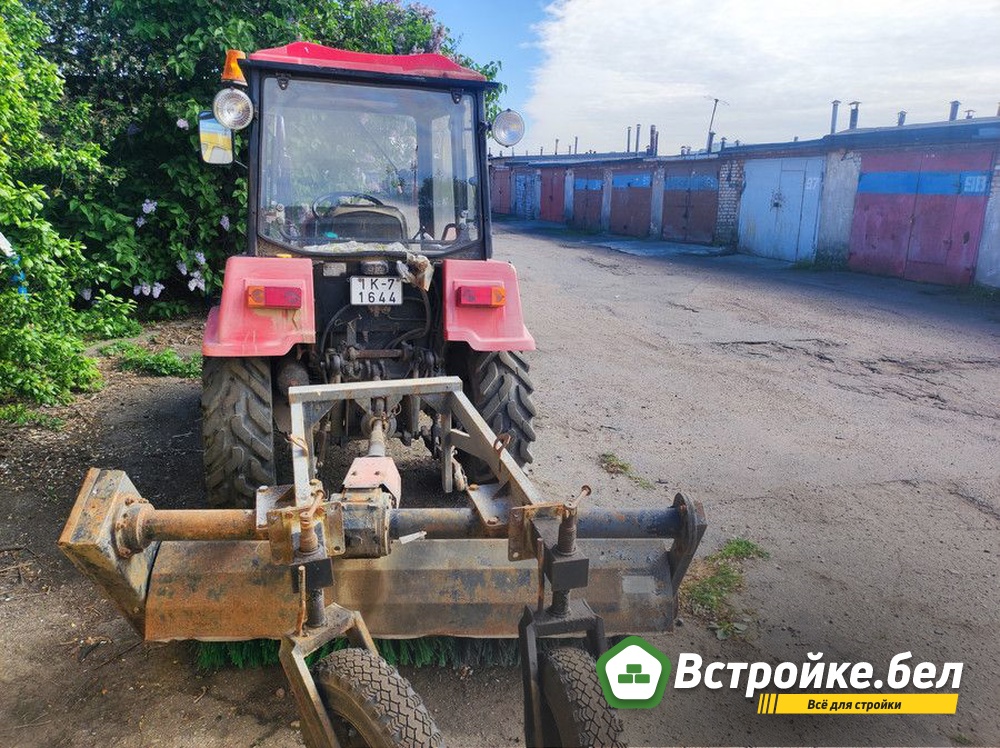 Трактор со щеткой
