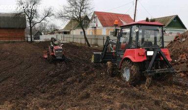 Вспашка земли трактором МТЗ 320.4.