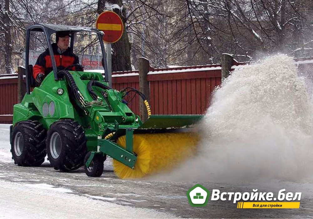 трактор счеткой чистит снег.jpeg