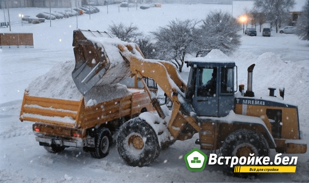 уборка снега погрузчик грузит в самосвал.png?lang=ru